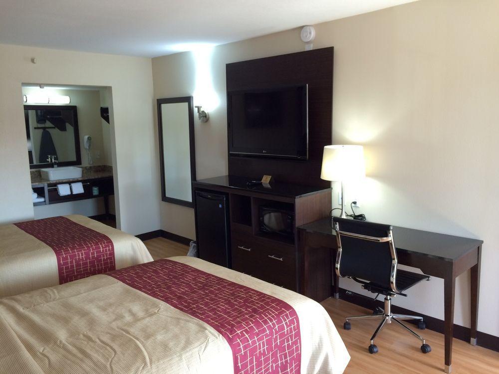 Red Roof Inn Plus+ Birmingham East - Irondale/Airport Екстериор снимка