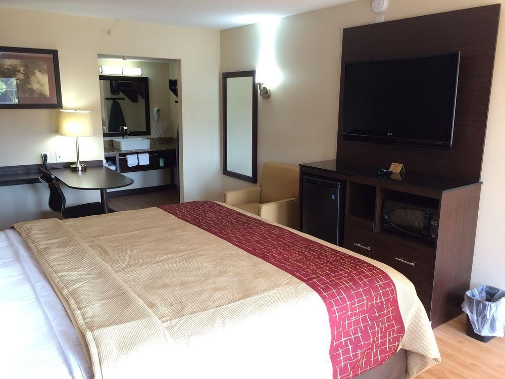 Red Roof Inn Plus+ Birmingham East - Irondale/Airport Екстериор снимка